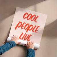 L'impression présentée en poster, sans encadrement, sur un mur neutre.