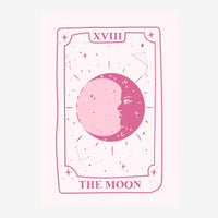 Affiche de tarot vintage montrant un visage lunaire blanc et rose stylisé au centre, entouré d'étoiles et de constellations.