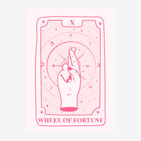 Affiche cartomantique rose et blanc montrant une main tenant une roue de fortune, entourée de symboles et de motifs.