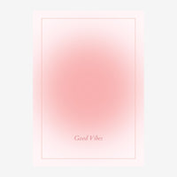 Affiche minimaliste sur fond rose dégradé avec la mention « Good Vibes » en typographie italique fine.