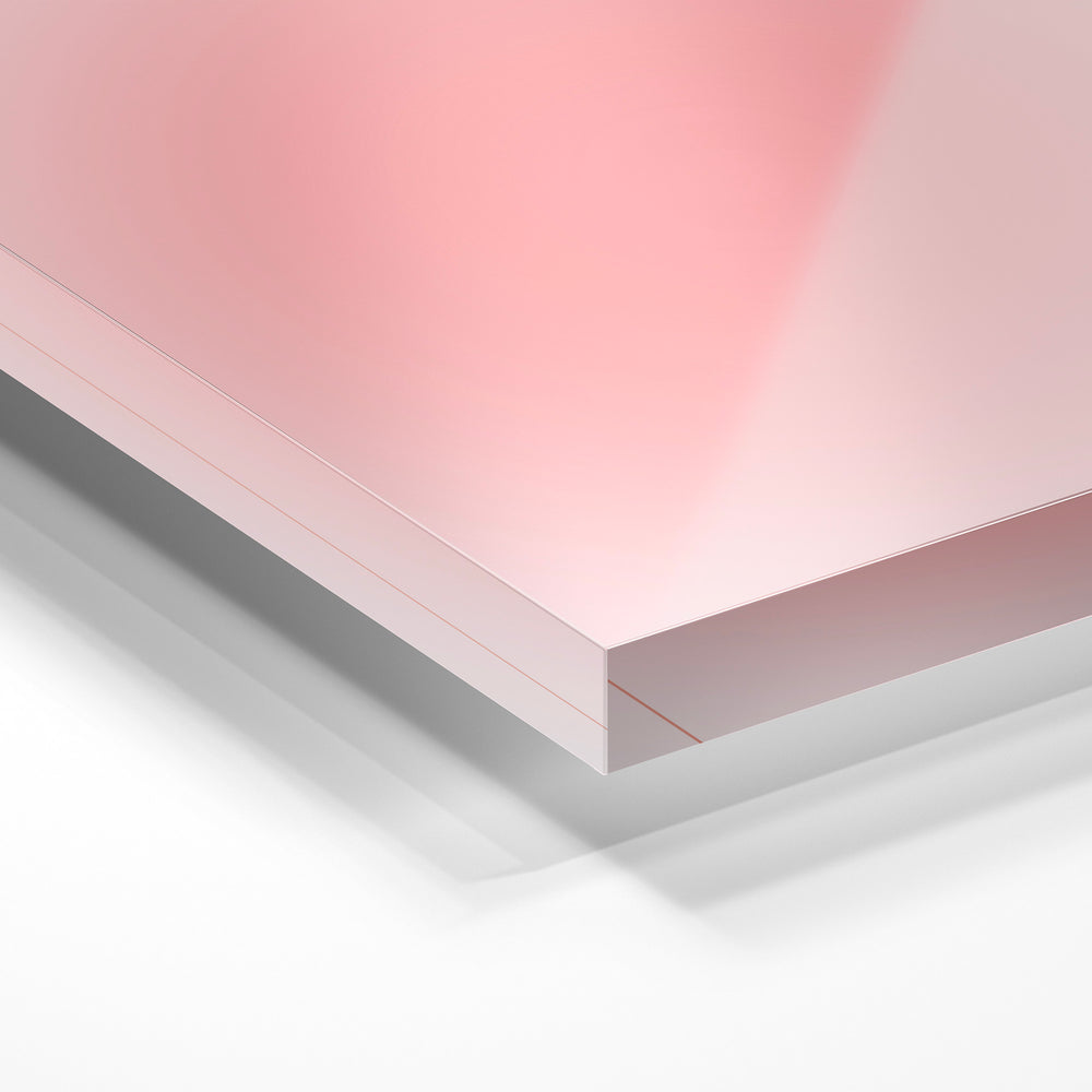 Gros plan de la matière : le tirage sous verre acrylique, tranche transparente visible.