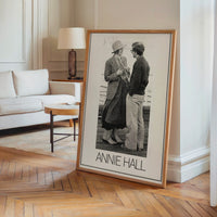 Le tableau accroché en situation dans un intérieur meublé.