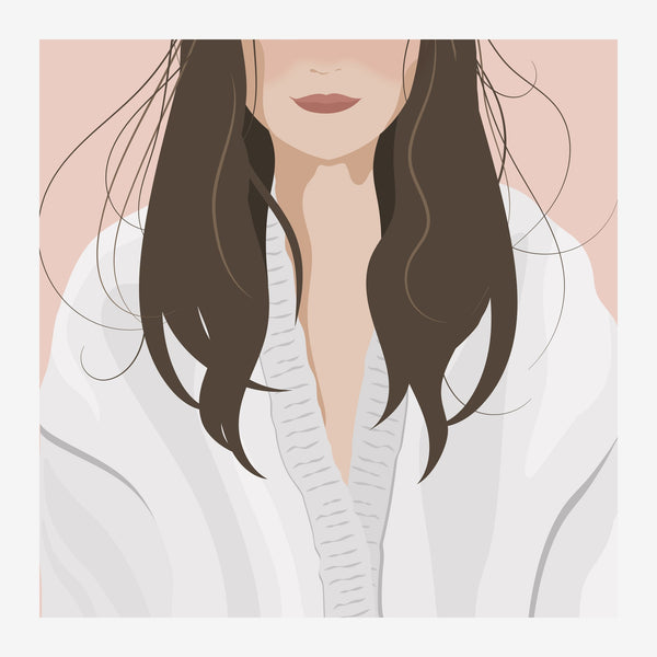Portrait minimaliste d'une femme aux longs cheveux bruns ondulants, vêtue d'un habit blanc crème, sur fond rose poudré.