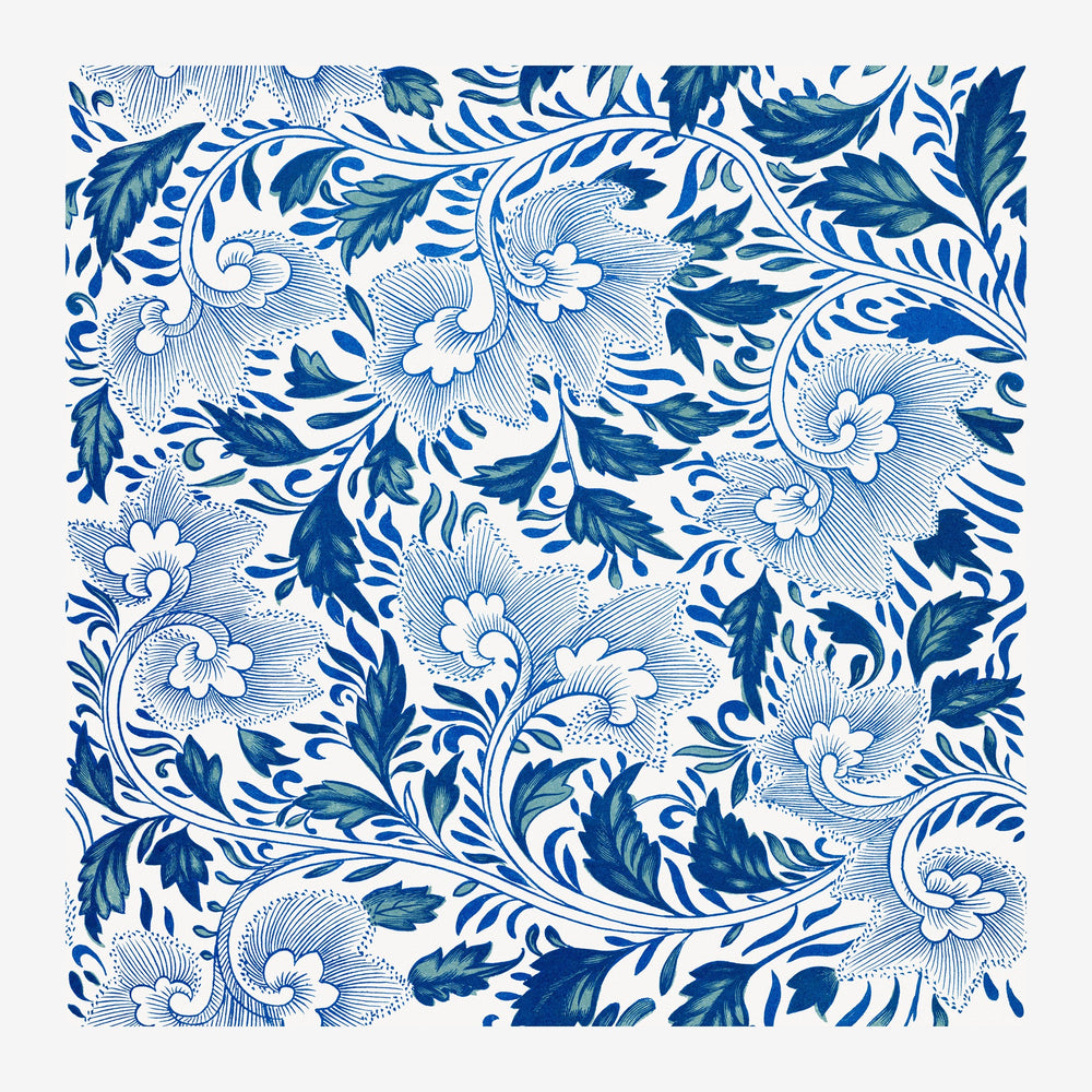 Motif décoratif symétrique avec fleurs blanches stylisées et feuilles bleu foncé entrelacées, inspiré de la céramique.