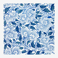 Motif décoratif symétrique avec fleurs blanches stylisées et feuilles bleu foncé entrelacées, inspiré de la céramique.