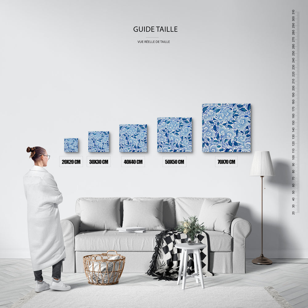 Guide des tailles : le tirage présenté dans ses 5 formats de vente, à l'échelle réelle sur un mur de salon, avec une règle en centimètres.
