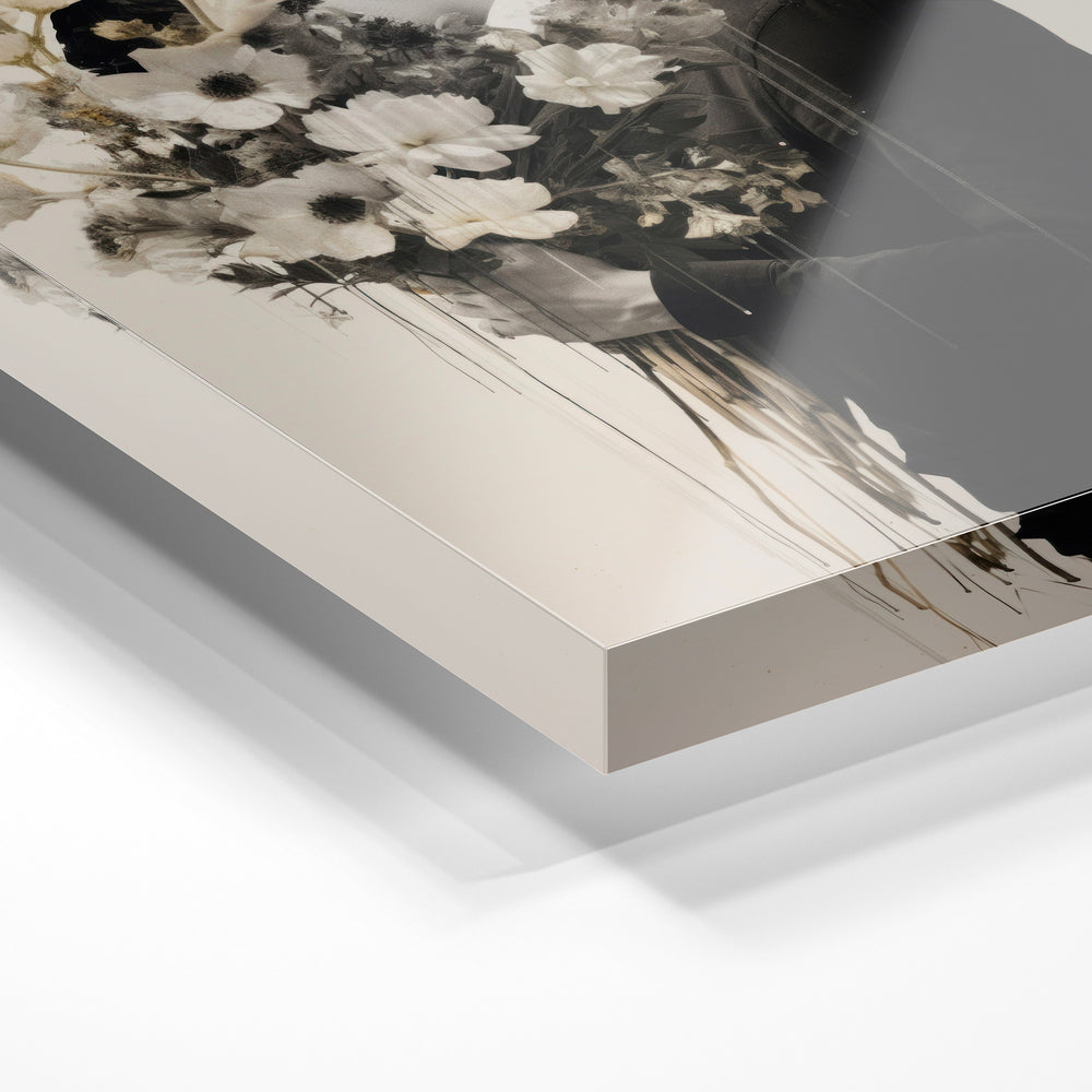 Gros plan de la matière : le tirage sous verre acrylique, tranche transparente visible.