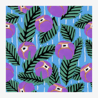 Motif répétitif de trois oiseaux violets stylisés perchés sur des feuilles noires et vertes sur fond bleu ciel parsemé de.