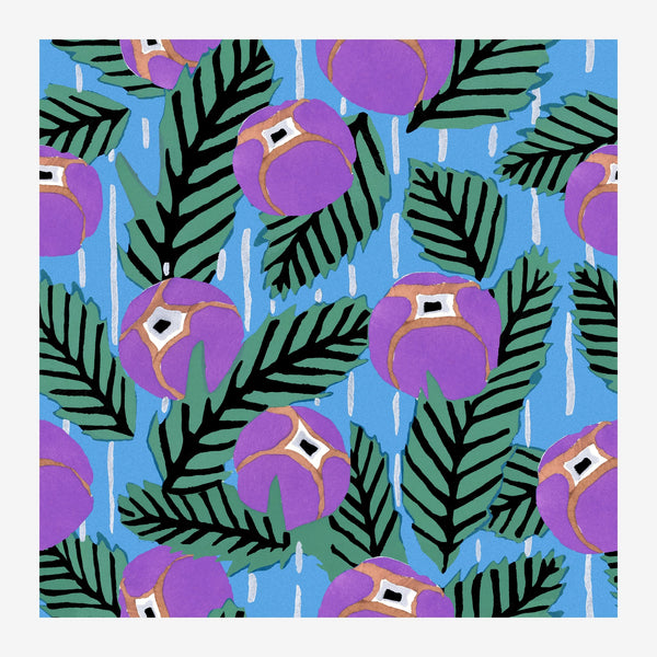 Motif répétitif de trois oiseaux violets stylisés perchés sur des feuilles noires et vertes sur fond bleu ciel parsemé de.