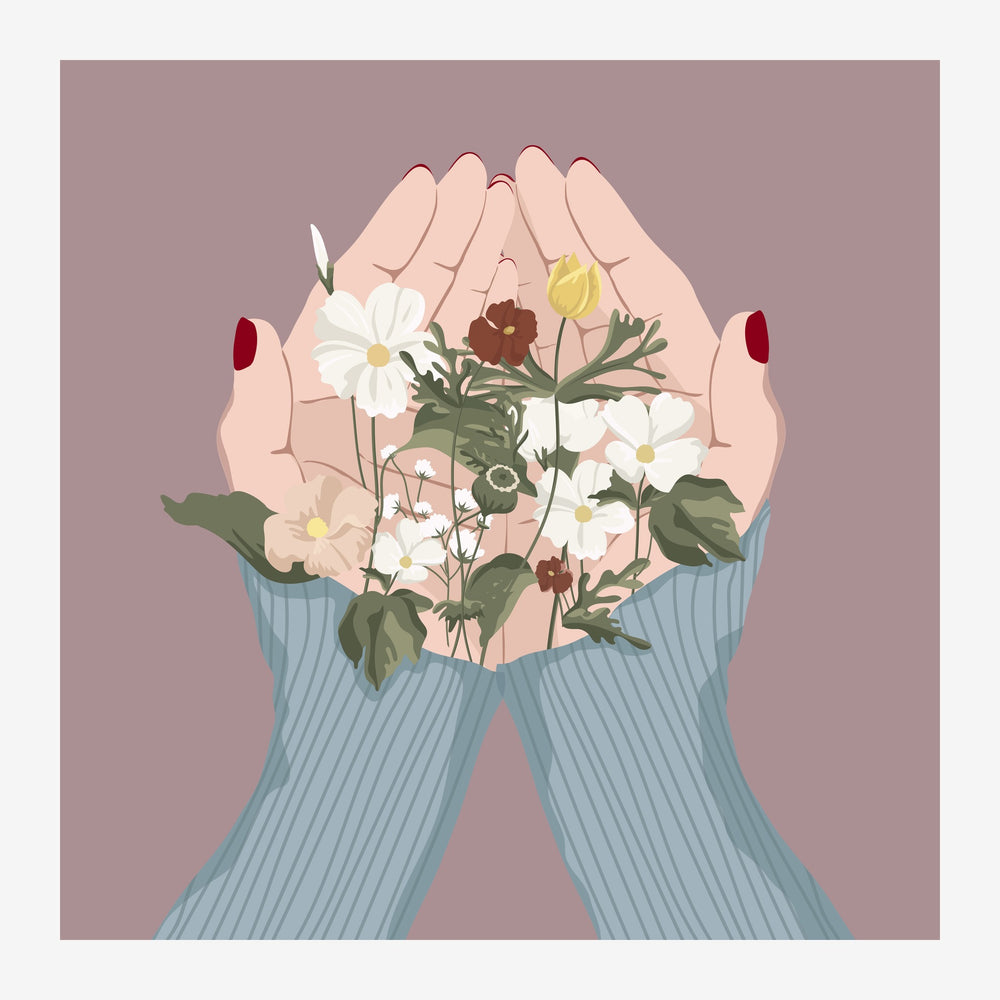 Deux mains aux ongles rouges, vêtues d'un pull bleu côtelé, cueillent un bouquet de petites fleurs blanches et brunes sur.