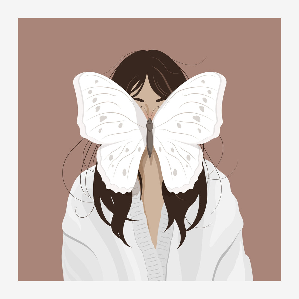 Portrait minimaliste d'une femme aux cheveux noirs portant de grandes ailes blanches de papillon ponctuées de taches grises.