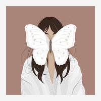Portrait minimaliste d'une femme aux cheveux noirs portant de grandes ailes blanches de papillon ponctuées de taches grises.