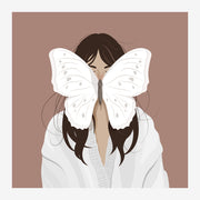 Femme aux ailes de papillon blanc, minimaliste