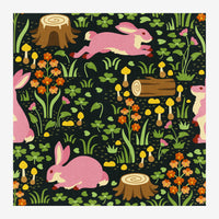 Illustration stylisée de lapins roses sautant dans une forêt fantastique remplie de champignons, de trèfles et de fleurs sur.