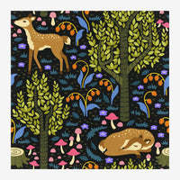 Illustration d'une forêt nocturne densément plantée de feuillages jaune-vert, avec deux biches au pelage brun tacheté, des.