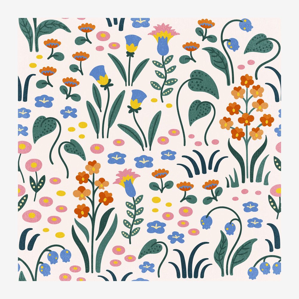Motif botanique densément illustré avec fleurs orange, bleues et roses, feuilles vertes, herbes courbes et feuillages.
