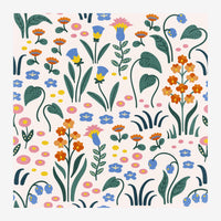 Motif botanique densément illustré avec fleurs orange, bleues et roses, feuilles vertes, herbes courbes et feuillages.