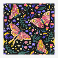 Motif répété de papillons rose et jaune, fleurs violettes et bleues, feuilles vertes, étoiles dorées et points sur fond noir.