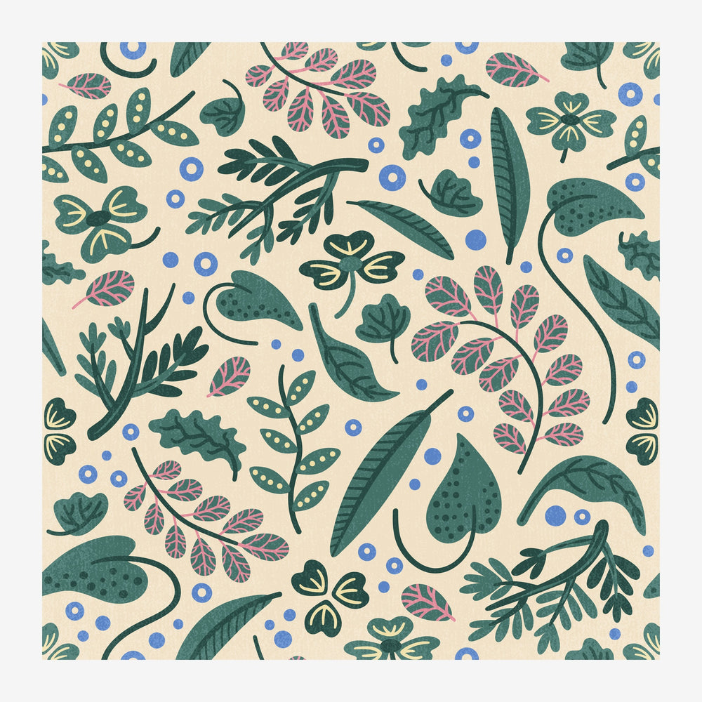 Motif répété de feuilles stylisées en vert foncé et mauve, fleurs géométriques bleu ciel, et petits points bleus sur fond.
