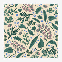 Motif répété de feuilles stylisées en vert foncé et mauve, fleurs géométriques bleu ciel, et petits points bleus sur fond.