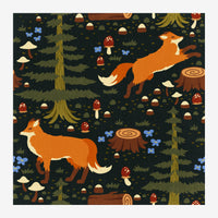 Deux renards orange avec des taches blanches courent dans une forêt sombre peuplée de sapins verts, champignons rouges et.