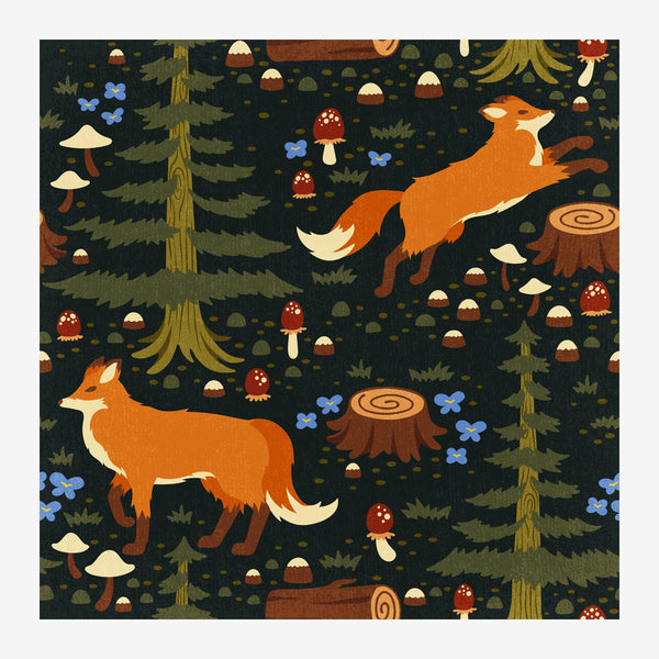 Deux renards orange avec des taches blanches courent dans une forêt sombre peuplée de sapins verts, champignons rouges et.