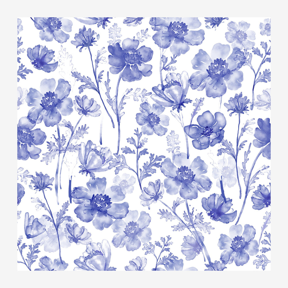 Motif répétitif de fleurs bleues et violettes en aquarelle sur fond blanc, avec tiges et petites feuilles éparpillées.