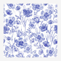 Motif répétitif de fleurs bleues et violettes en aquarelle sur fond blanc, avec tiges et petites feuilles éparpillées.