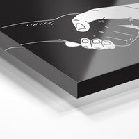 Gros plan de la matière : le tirage sous verre acrylique, tranche transparente visible.