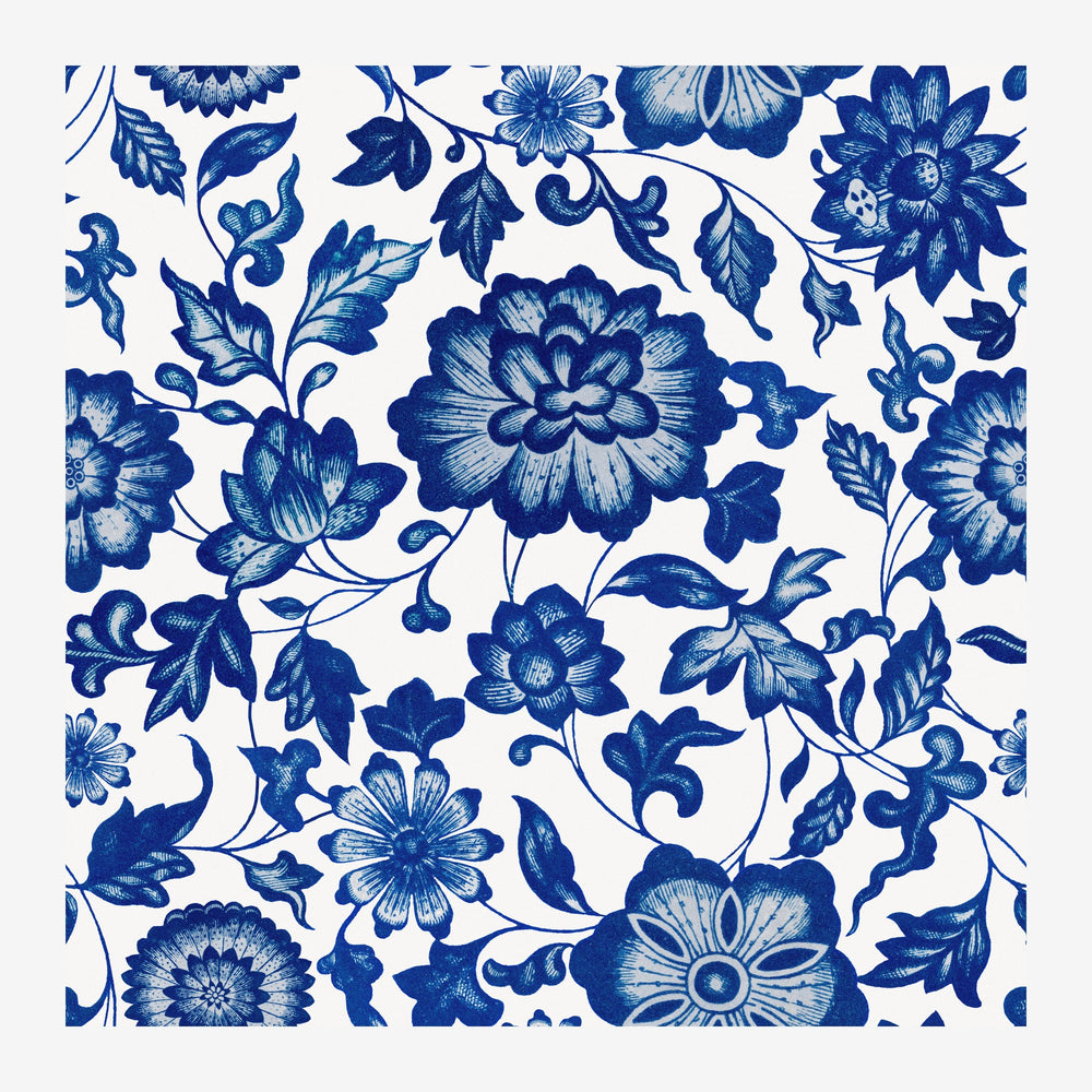 Motif floral répétitif bleu et blanc avec diverses fleurs, feuilles et tiges entrecroisées en style botanique gravé.