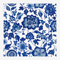 Motif floral répétitif bleu et blanc avec diverses fleurs, feuilles et tiges entrecroisées en style botanique gravé.