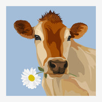 Une vache aux taches marron et crème, aux yeux doux, mord une marguerite blanche à fleur jaune sur un fond bleu ciel.