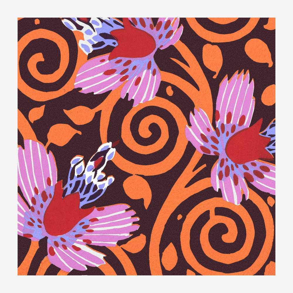 Motif de fleurs stylisées aux pétales roses et mauves alternant avec des spirales orange sur un fond brun foncé, dans un.