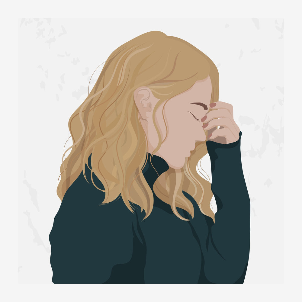 Portrait de profil d'une femme aux cheveux blonds ondulés, regardant vers le bas, vêtue d'un pull noir.