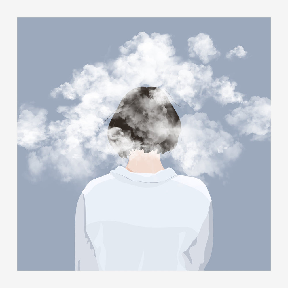 Silhouette d'une personne vêtue de blanc de face, dont la tête est remplacée par un collage de nuages et de ciel gris-bleu.