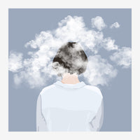 Silhouette d'une personne vêtue de blanc de face, dont la tête est remplacée par un collage de nuages et de ciel gris-bleu.