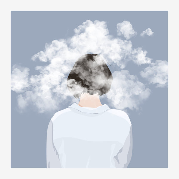 Silhouette d'une personne vêtue de blanc de face, dont la tête est remplacée par un collage de nuages et de ciel gris-bleu.