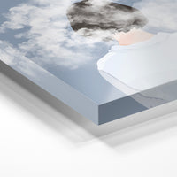 Gros plan de la matière : le tirage sous verre acrylique, tranche transparente visible.
