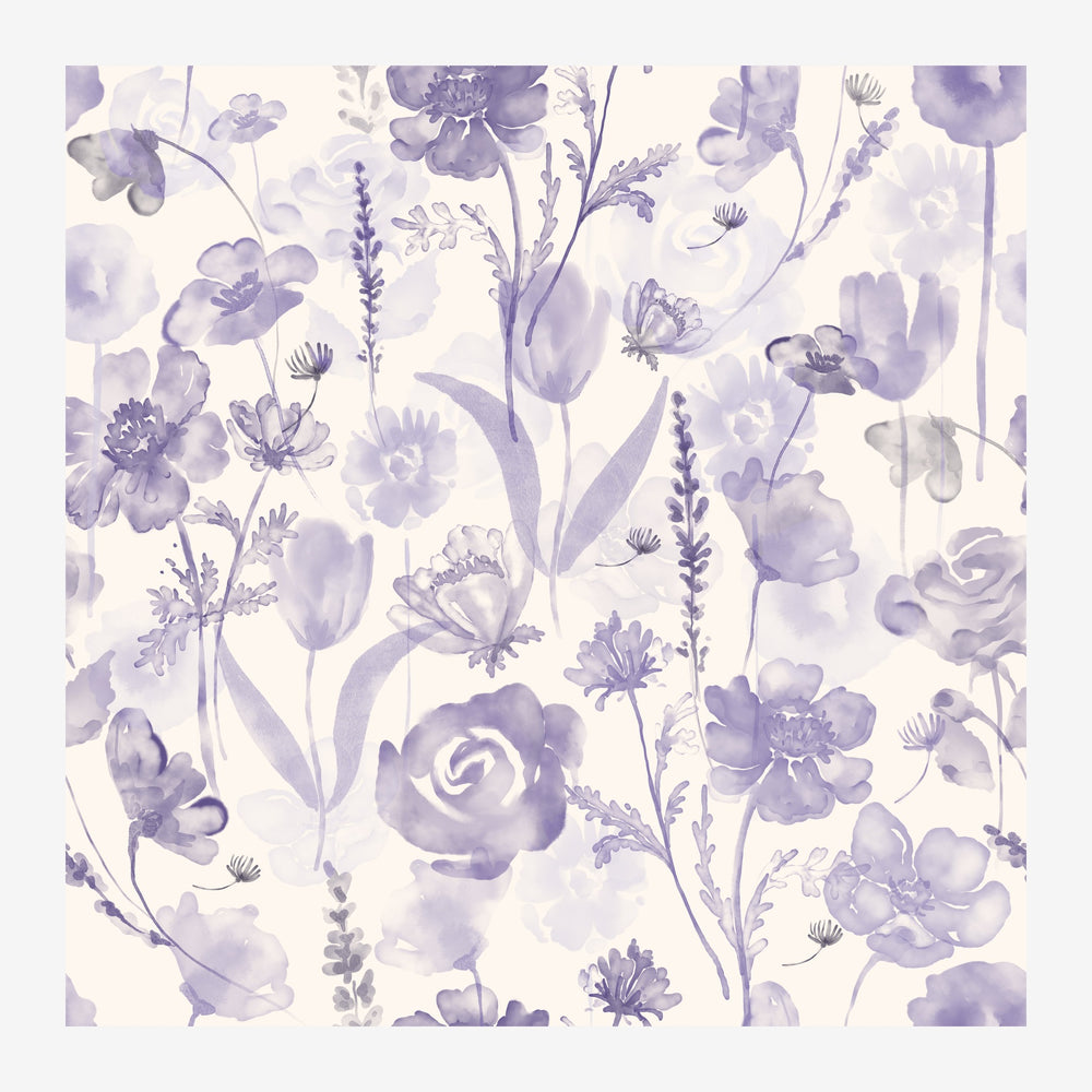 Composition florale en aquarelle avec fleurs variées aux teintes violettes et blanches sur fond crème, style botaniste.
