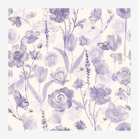 Composition florale en aquarelle avec fleurs variées aux teintes violettes et blanches sur fond crème, style botaniste.