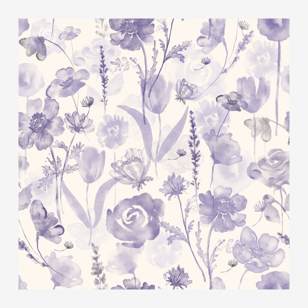 Composition florale en aquarelle avec fleurs variées aux teintes violettes et blanches sur fond crème, style botaniste.