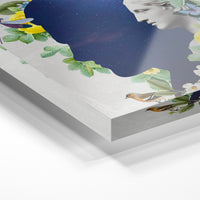Gros plan de la matière : le tirage sous verre acrylique, tranche transparente visible.