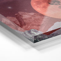 Gros plan de la matière : le tirage sous verre acrylique, tranche transparente visible.