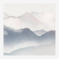 Paysage de montagnes superposées voilées de brume, dans des teintes de bleu gris et beige très pâles.