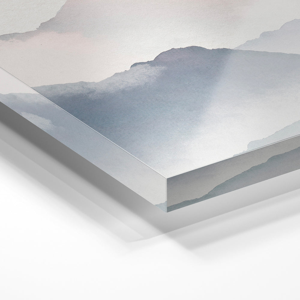 Gros plan de la matière : le tirage sous verre acrylique, tranche transparente visible.