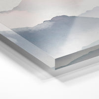 Gros plan de la matière : le tirage sous verre acrylique, tranche transparente visible.