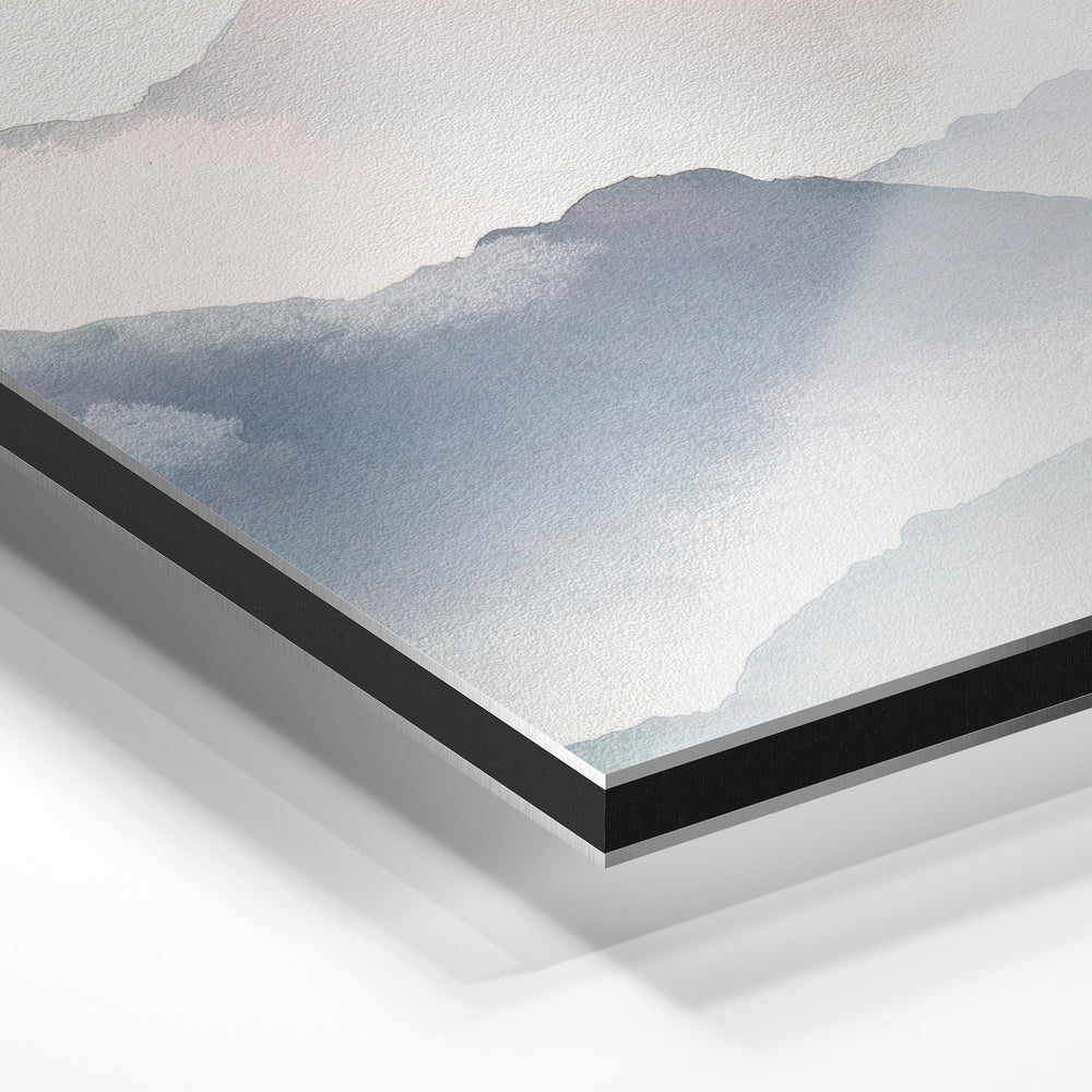 Gros plan du relief : la surépaisseur d'encre en lumière rasante sur aluminium Dibond.