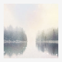 Un paysage brumeux montrant deux rangées de pins se reflétant dans un lac calme, traité en palette de blancs, gris et beiges.