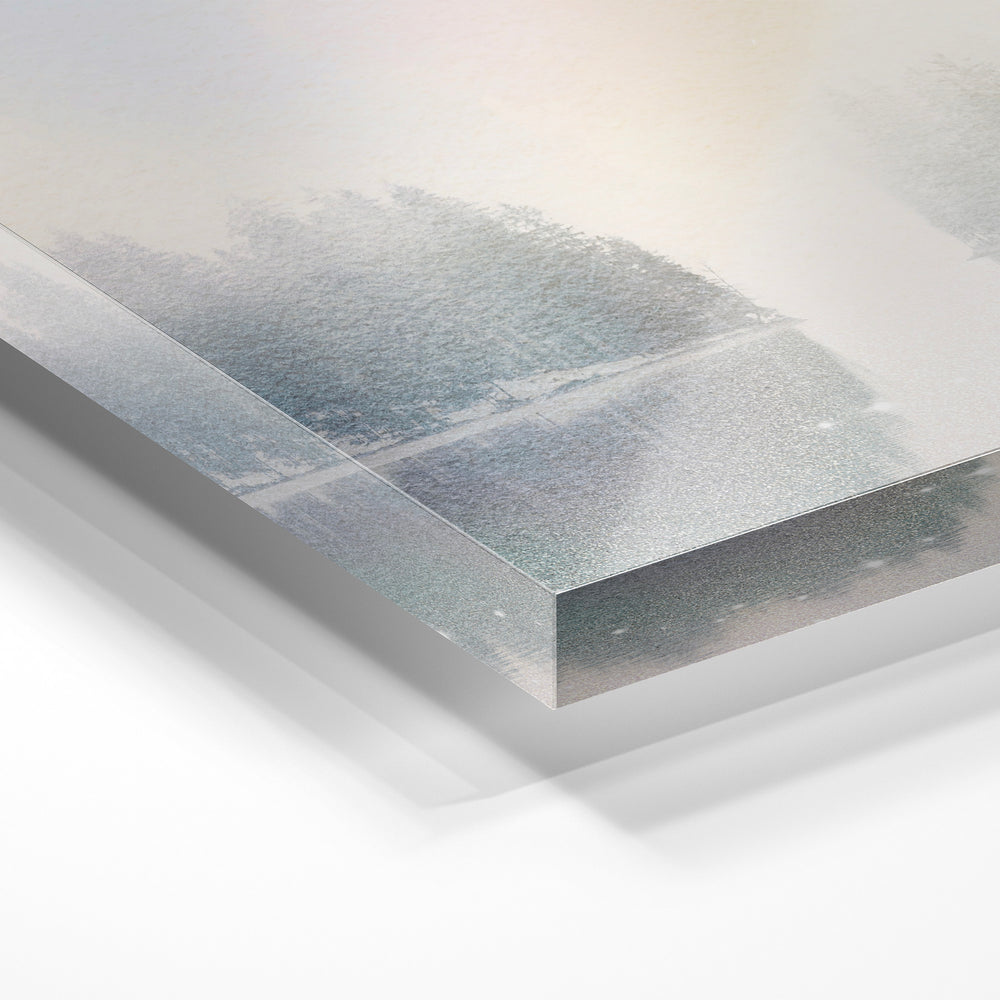 Gros plan de la matière : le tirage sous verre acrylique, tranche transparente visible.