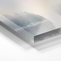 Gros plan de la matière : le tirage sous verre acrylique, tranche transparente visible.